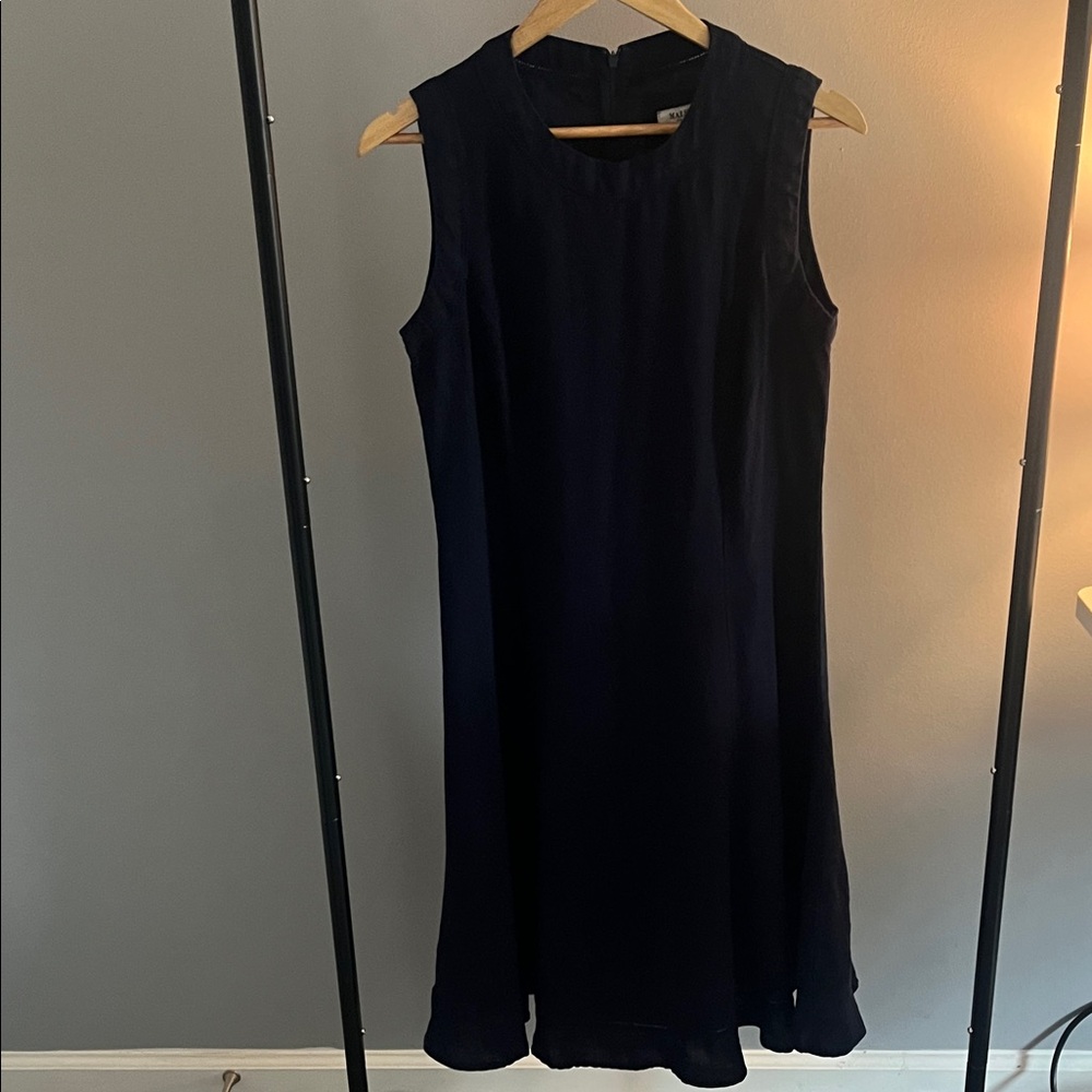 Elegant Sleeveless Midi Dress in Black